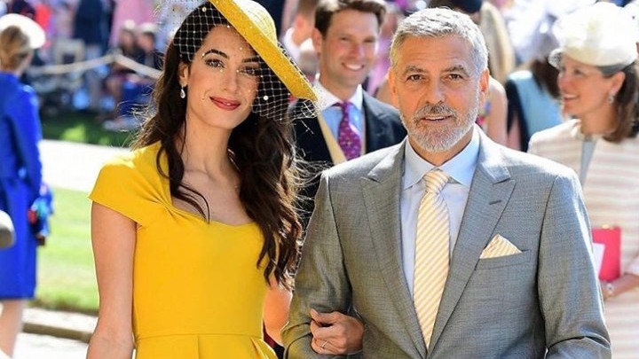 Πωλείται το διάσημο κίτρινο φόρεμα της Αμάλ Αλαμουντίν - Media