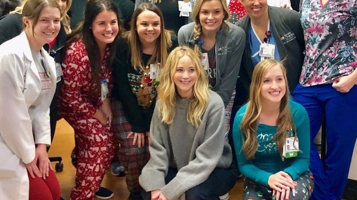 Χριστούγεννα με τα παιδιά στο νοσοκομείο παίδων έκανε η Τζένιφερ Λόρενς (Photos) - Media