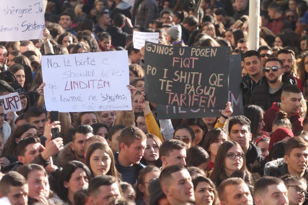 Στους δρόμους οι Αλβανοί φοιτητές - Μαζικές διαδηλώσεις ενάντια στην αύξηση των διδάκτρων - Media