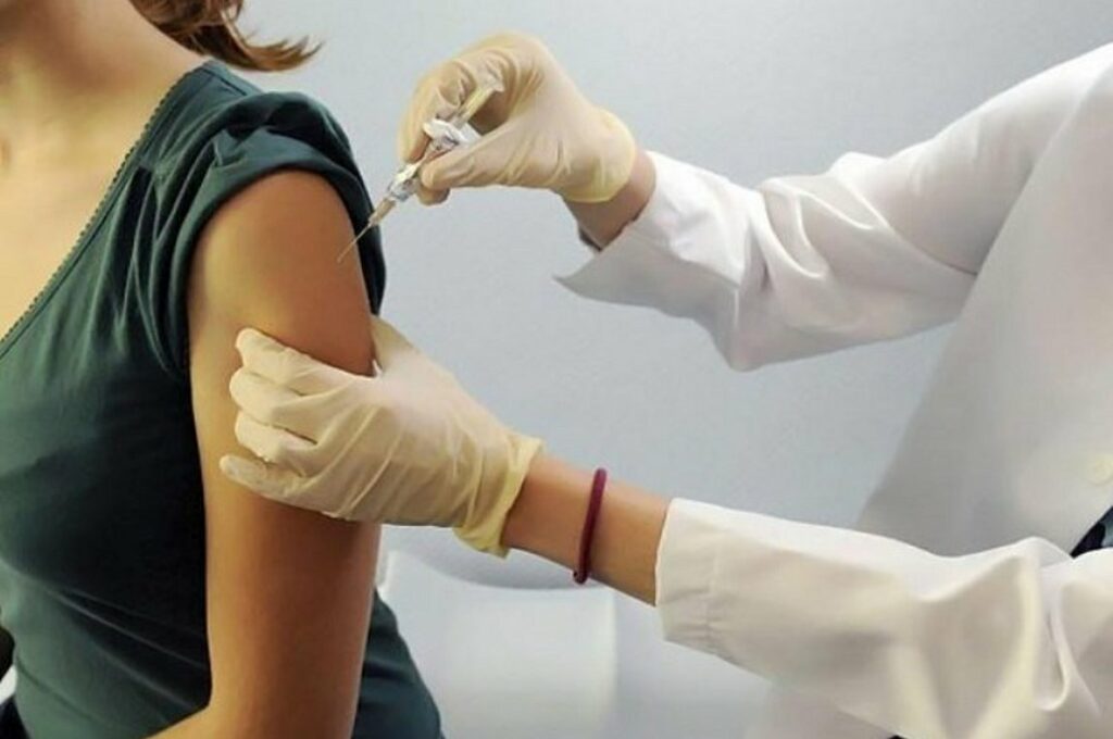 Στο νοσοκομείο 17χρονη - Παρέλυσε το χέρι της μετά από εμβόλιο - Media