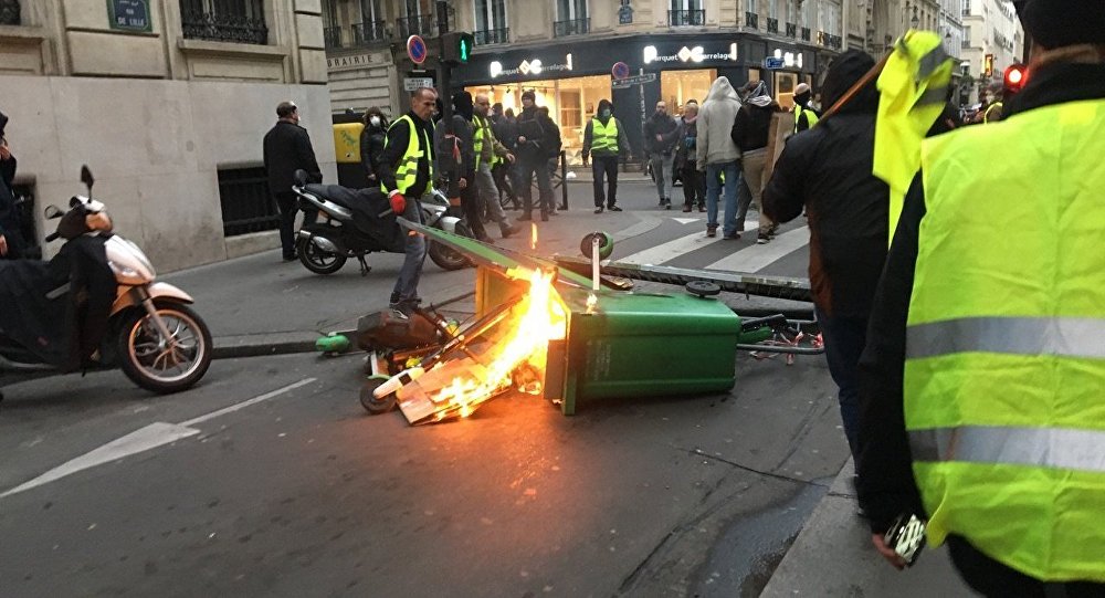 Ξανά «πεδίο μάχης» το Παρίσι - Δακρυγόνα και πλαστικές σφαίρες κατά των «κίτρινων γιλέκων» - Media