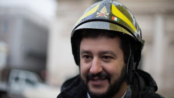 Ο Σαλβίνι αντιγράφει τον Καμμένο: Φορά την στολή των πυροσβεστών και προκαλεί αντιδράσεις (photos)    - Media
