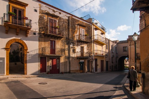 Πόλη στη Σικελία πουλά σπίτια με μόλις 1 ευρώ - Media