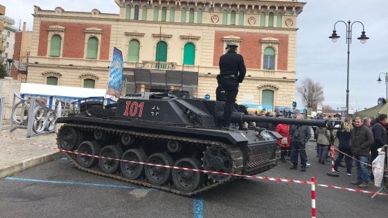 Ιταλία: Γιαγιά εισέβαλε σε γυρίσματα και άρχισε στις «τσαντιές» ηθοποιό με ναζιστική στολή  - Media