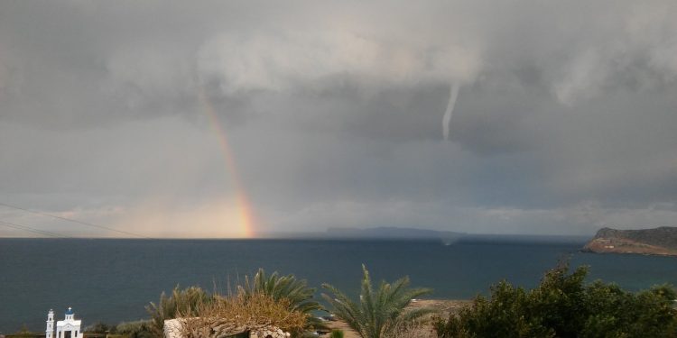 Εντυπωσιακό θέαμα στη Σητεία: Υδροστρόβιλος,  ουράνιο τόξο και χαλάζι ταυτόχρονα (Photos) - Media