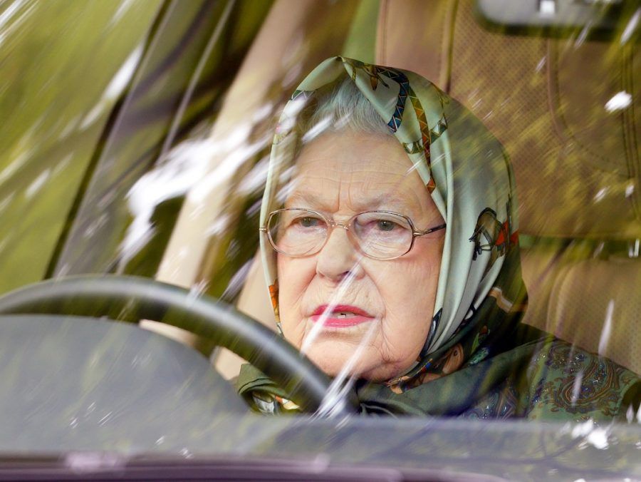Γιατί η Βασίλισσα Ελισάβετ οδηγεί χωρίς δίπλωμα στα 92 της χρόνια; - Media
