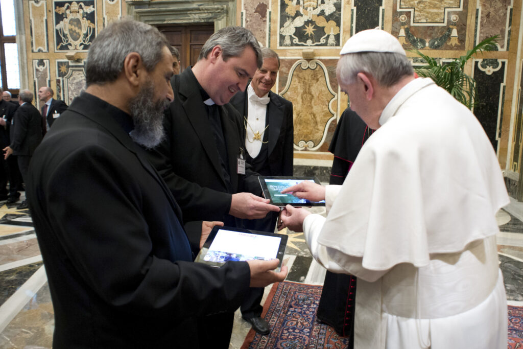 Ο Πάπας Φραγκίσκος «βγήκε» σε εφαρμογή για να προσεύχονται μαζί του οι πιστοί ανά τον κόσμο (Photos) - Media