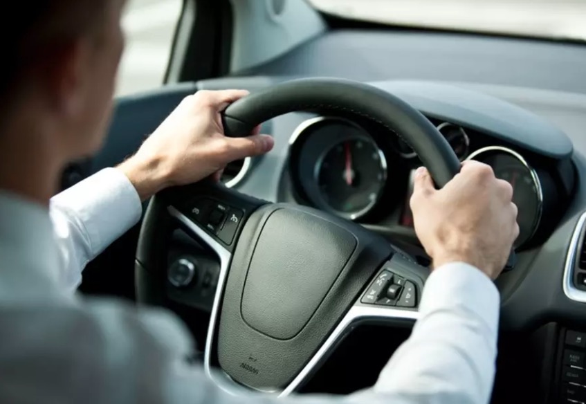 Τι αλλάζει στις εξετάσεις για το δίπλωμα οδήγησης - Στο τιμόνι από τα 17  - Media