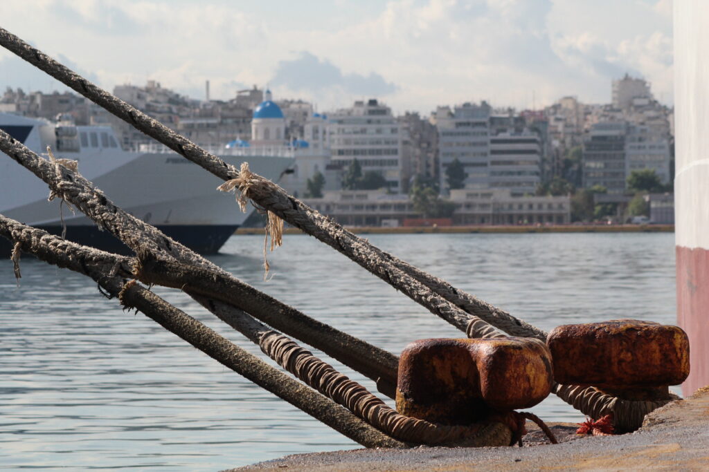 Δεμένα τα πλοία στα λιμάνια της Αττικής - «Λυσσομανά» ο αέρας στο Αιγαίο - Media