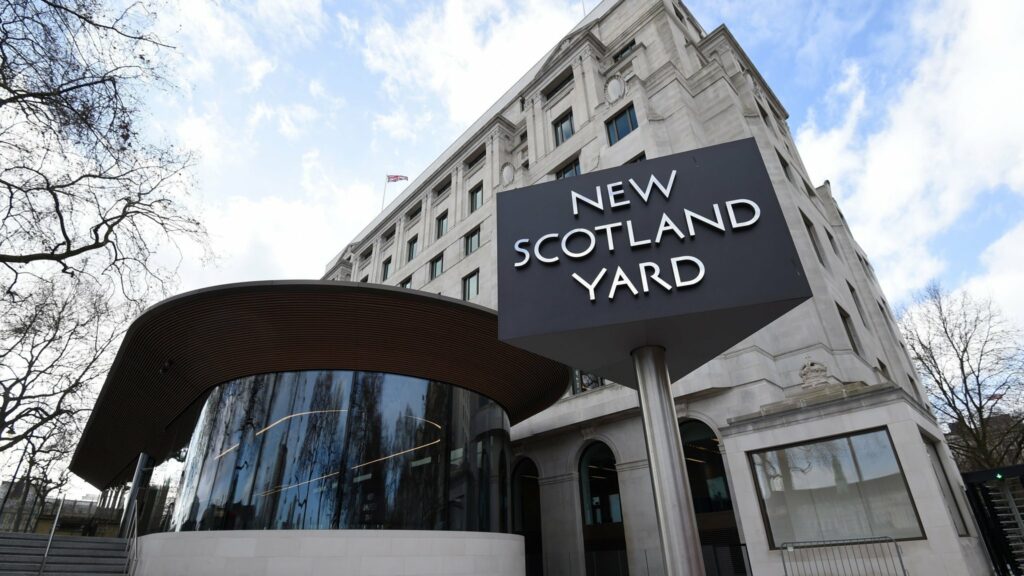 Πενήντα Βρετανοί βουλευτές καλούν την Scotland Yard: Προστατεύστε μας!  - Media