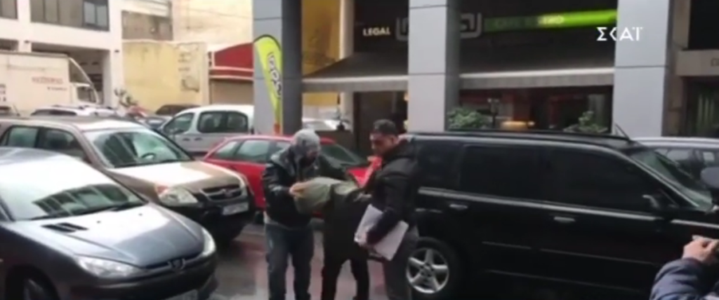 Έγκλημα στον Πειραιά: «Έχω μετανιώσει, δεν έφταιγα» φώναζε ο δράστης πηγαίνοντας στον εισαγγελέα (Video) - Media