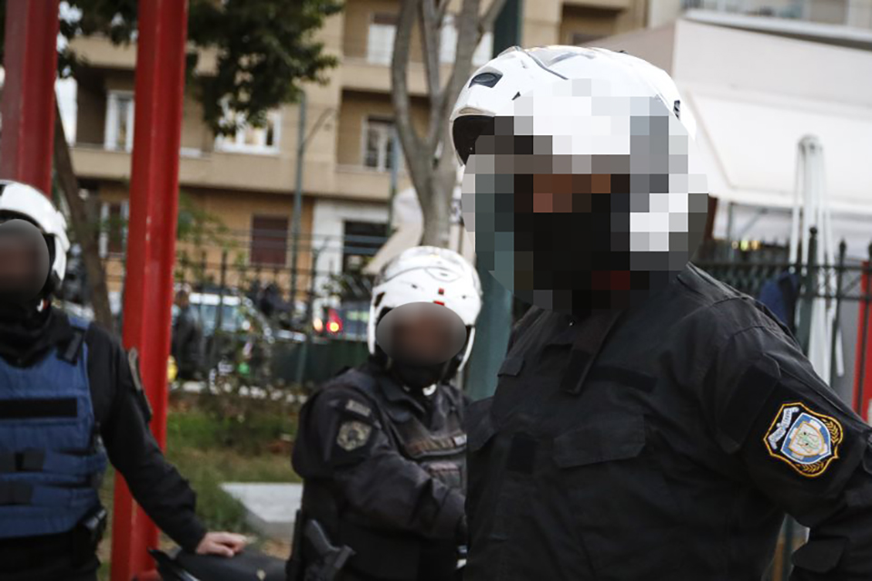 Ένστολοι πιάστηκαν στα χέρια σε κεντρικό δρόμο των Χανίων - Άφωνοι παρακολουθούσαν οι περαστικοί - Media