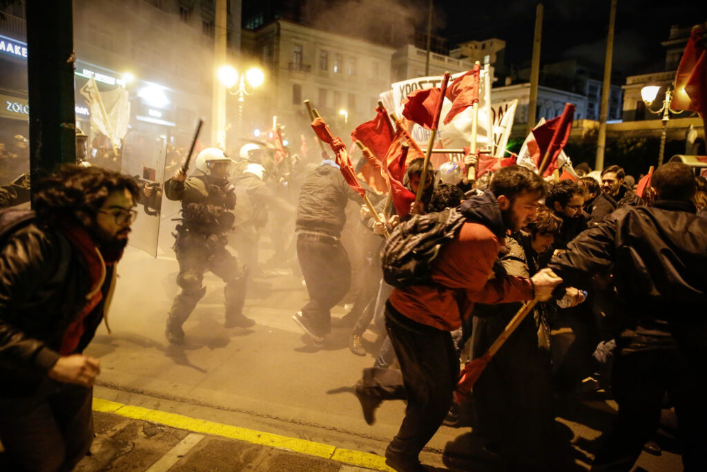 Επεισόδια στο κέντρο: Διαδηλωτές επιχείρησαν να σπάσουν τον αστυνομικό κλοιό - Ξύλο και χημικά (Photos) - Media