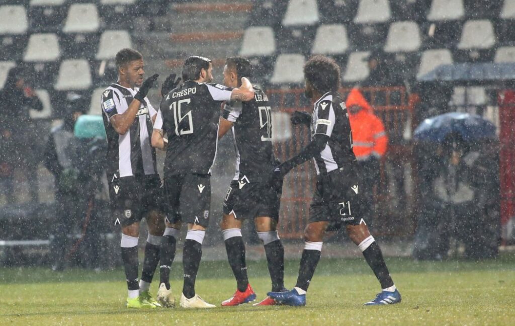 «Χορεύοντας στη βροχή» για τον ΠΑΟΚ - Media