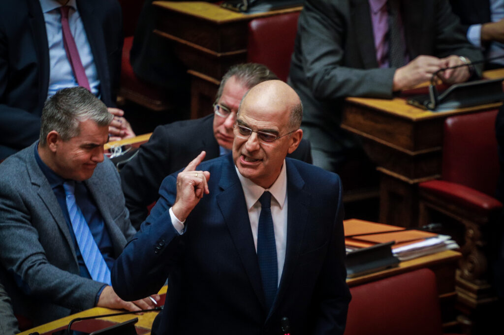 Σπάνιο στιγμιότυπο: Ο ΣΥΡΙΖΑ χειροκρότησε τη ΝΔ μέσα στη Βουλή (Video) - Media