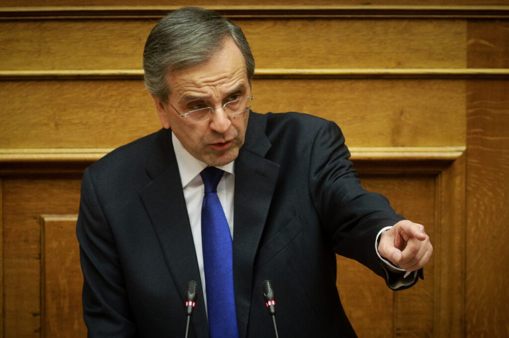 Ουρά «γαλάζιων» βουλευτών στο γραφείο του Σαμαρά μετά την ομιλία του - Media