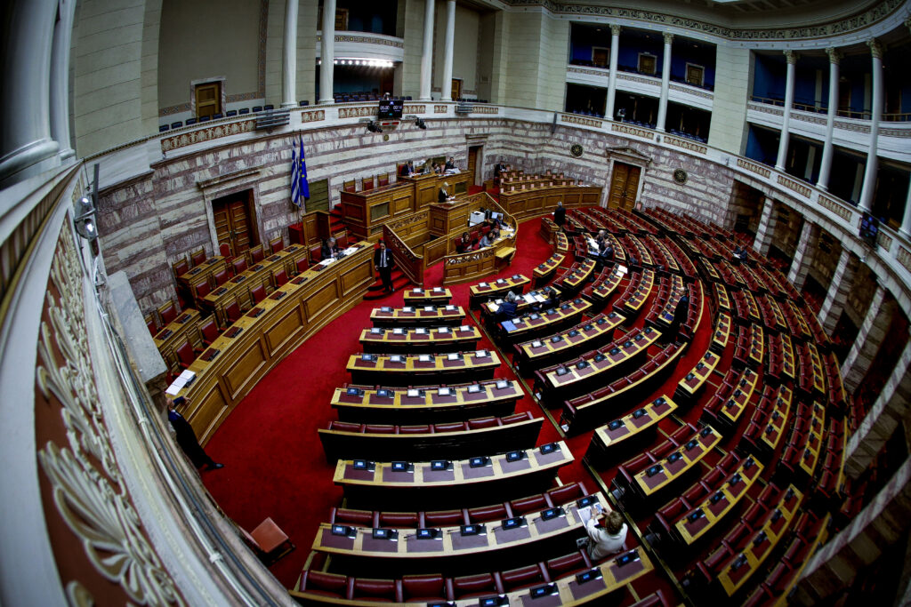 «Κόλαση» στην ψηφοφορία: Έξαλλος ο Βούτσης με τον Μπαρμπαρούση (Video) - Media