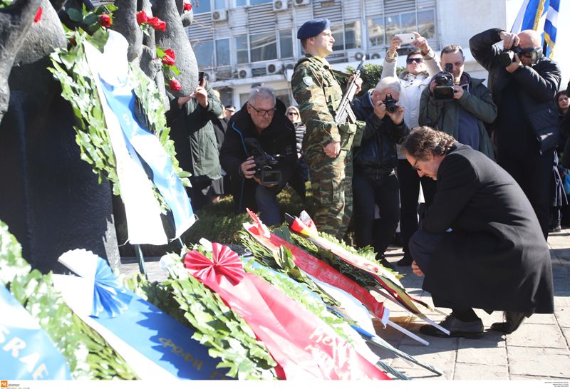 Γονάτισε ο Γερμανός πρέσβης μπροστά στο Μνημείο Ολοκαυτώματος - «Δεν μου είναι εύκολο να στέκομαι εδώ» - Media