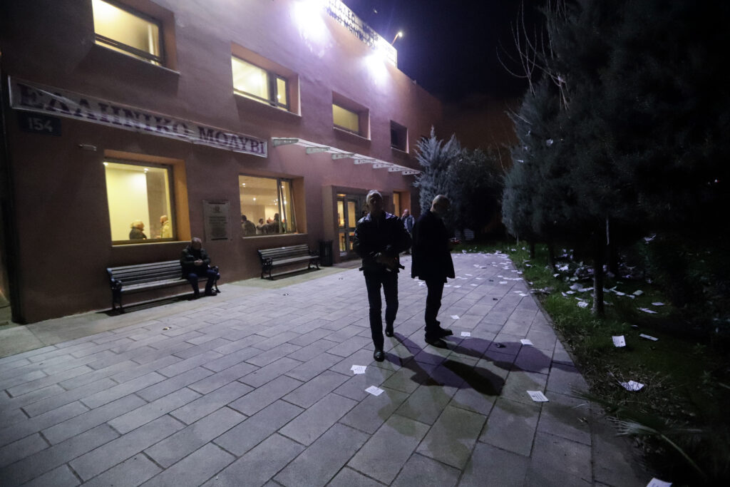 «Καταδρομική» του Ρουβίκωνα σε εκδήλωση του ΣΥΡΙΖΑ με Βίτσα-Δούρου (Photos) - Media