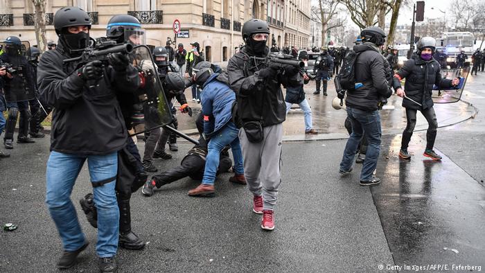 Στη Γαλλία η αστυνομία πυροβολεί διαδηλωτές με «μη θανατηφόρα όπλα» - που ενίοτε σκοτώνουν - Media