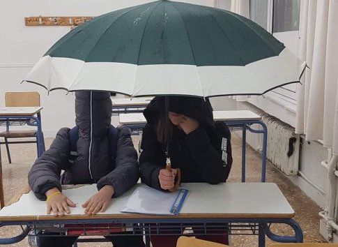 Τριτοκοσμικές εικόνες: Στο θρανίο με ομπρέλα - Νερά και κρύο στο γυμνάσιο Λευκίμμης - Media