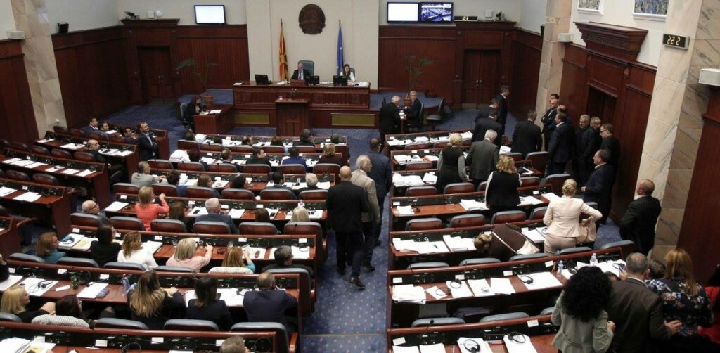 Ο κύβος ερρίφθη: Πέρασε η συνταγματική αναθεώρηση στα Σκόπια - Media