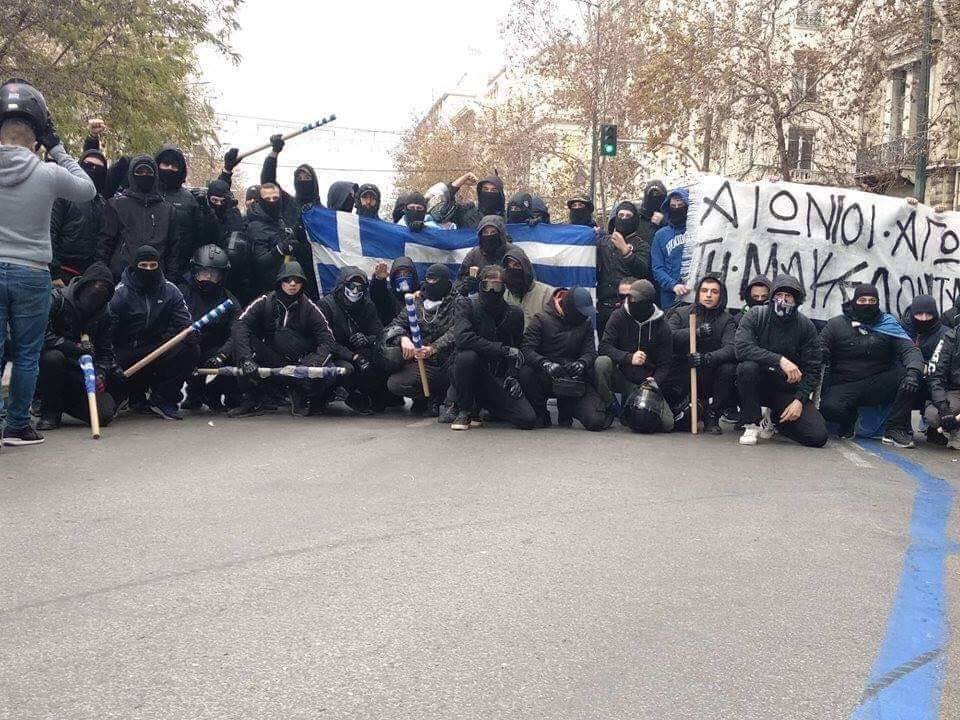 Αυτό είναι το Τάγμα Εφόδου που πολιόρκησε τη Βουλή - Κράνη, παλούκια και ναζιστικοί χαιρετισμοί (Pic) - Media