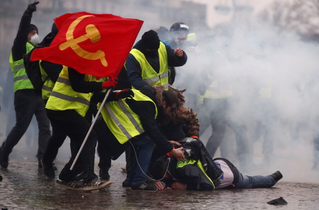 «Φουντώνουν» ξανά τα «κίτρινα γιλέκα»: Στους δρόμους 84.000 διαδηλωτές - Συγκρούσεις στο Παρίσι - Media