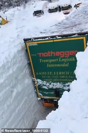 Μέσα σε χιόνι ύψους τεσσάρων μέτρων, ξεπροβάλλουν φορτηγά στα τυφλά (Video) - Media