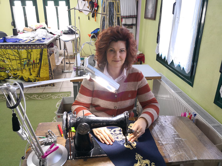 Η Β. Ασημακοπούλου ράβει και εξάγει παραδοσιακές χειροποίητες στολές σε όλο τον κόσμο (Photo)  - Media