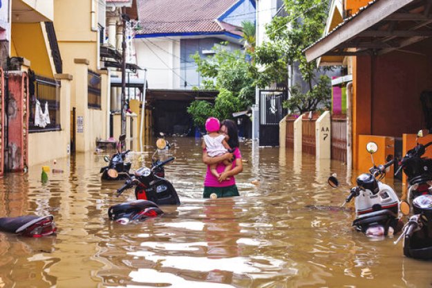 Πλημμύρες και κατολισθήσεις στην Ινδονησία - Στους 59 οι νεκροί - Media