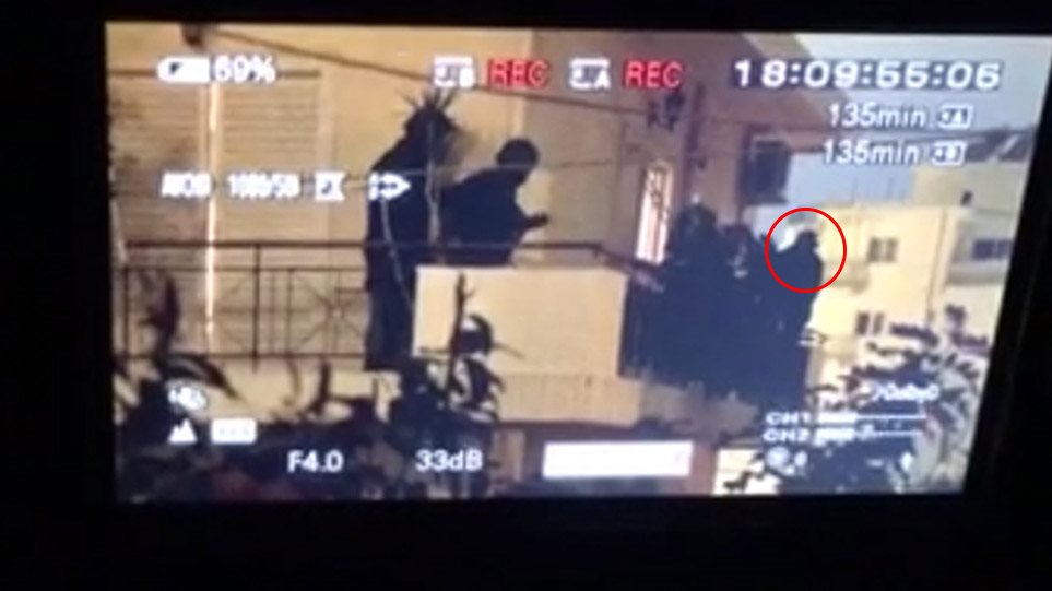 Αφοπλίστηκε από τους άνδρες της ΕΚΑΜ ο ταμπουρωμένος ένοπλος στο διαμέρισμα  - Media