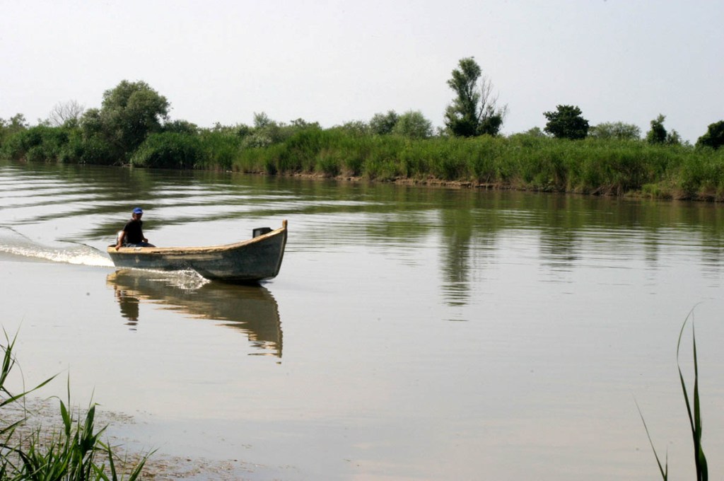 Ποταμός Αλιάκμονας: Άνδρας εγκλωβίστηκε στη βάρκα του - Media