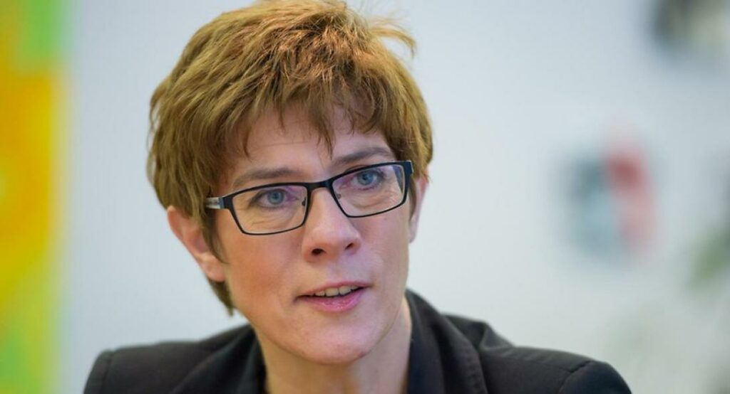 «Μείνετε, θα μας λείψετε», λέει η διάδοχος της Μέρκελ στους Βρετανούς - Media