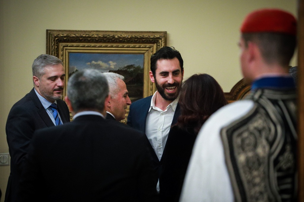 Ο Γιάννης Αποστολάκης στην ορκωμοσία του πατέρα του - Χωρίς γραβάτα και με αθλητικά παπούτσια (Photo) - Media