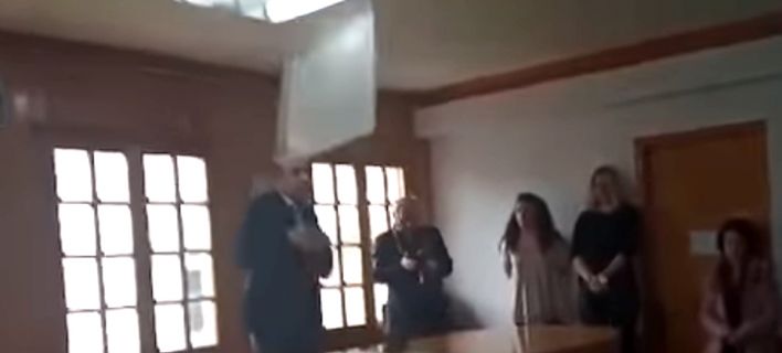 Η στιγμή που λάμπα πέφτει στο κεφάλι του δημάρχου Ιωαννίνων (video) - Media