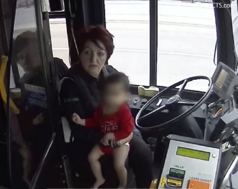 Ήρωες οδηγοί λεωφορείων που συγκινούν – Σώζουν παιδάκια και ανθρώπους που θέλουν να αυτοκτονήσουν (Video)  - Media