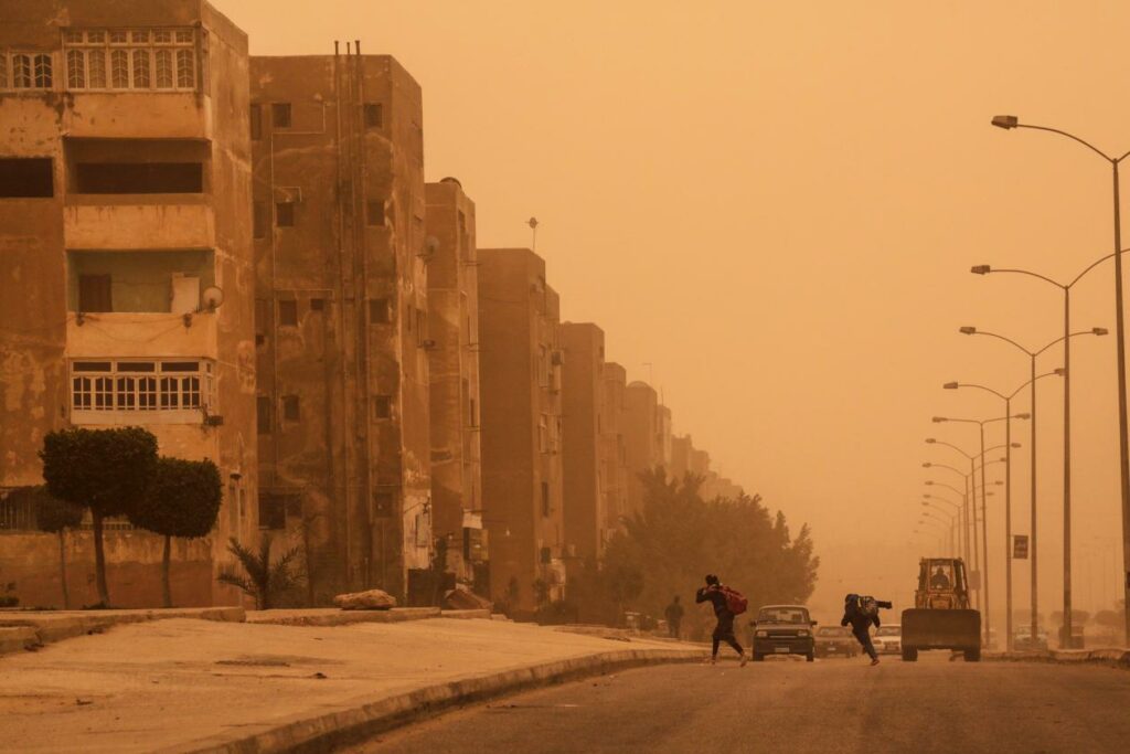Το Κάιρο χάθηκε στο βαθύ πορτοκαλί - Ισχυρή αμμοθύελλα «κατάπιε» την πόλη - Media