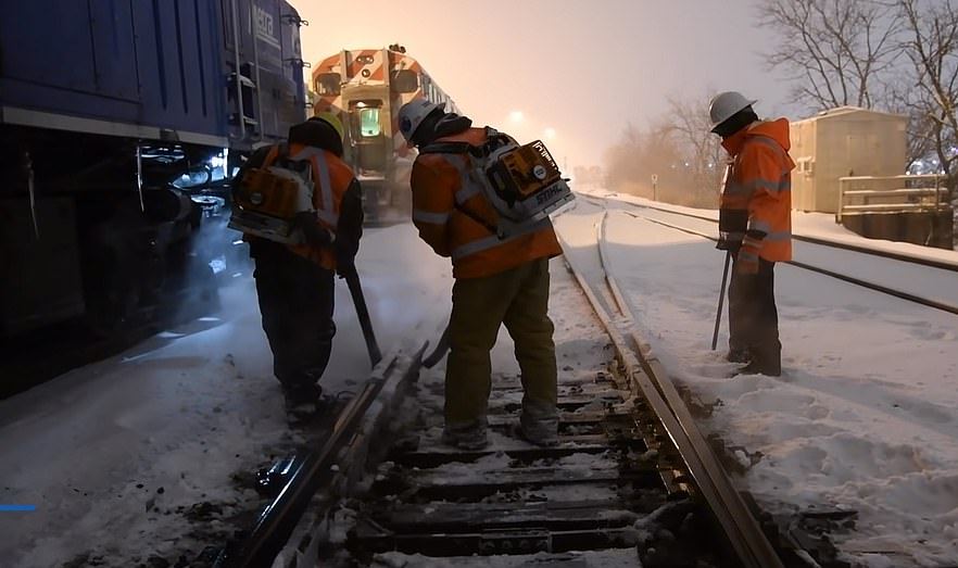 Απίστευτες εικόνες: Έβαλαν φωτιά στις σιδηροδρομικές ράγες για να τις... ξεπαγώσουν (Video) - Media