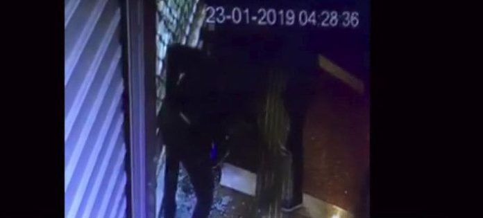 Διαρρήκτες για… ρεκόρ στην Καλαμάτα: «Ανοιξαν» κοσμηματοπωλείο σε 45 δευτερόλεπτα (Video) - Media