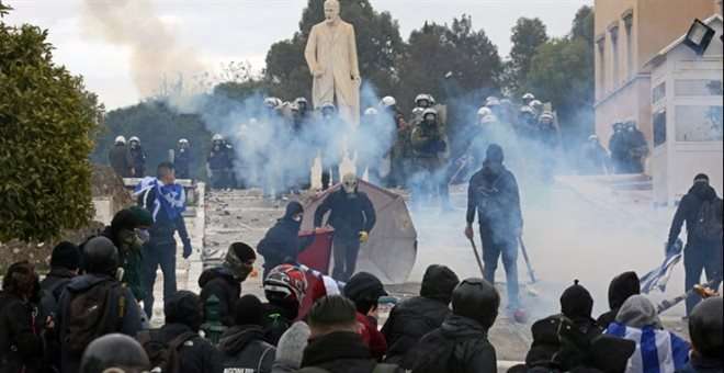 «Φρούριο» την Πέμπτη η Βουλή για την ψηφοφορία - Βούτσης: Από 5 σημεία προσπάθησαν να χτυπήσουν το κοινοβούλιο την Κυριακή  - Media