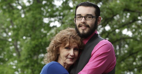 Ηλικιωμένη παντρεύτηκε 19χρονο που γνώρισε στην κηδεία του γιου της - Media