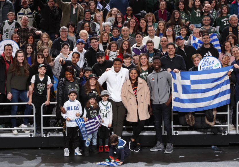 Ο Αντετοκούνμπο τραγούδησε τον εθνικό ύμνο με τους φιλάθλους - Media