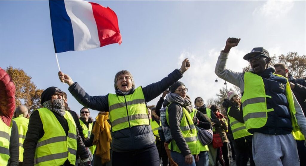Γαλλία: Επιμένουν τα «κίτρινα γιλέκα» παρά τις εσωτερικές διαφωνίες - Media
