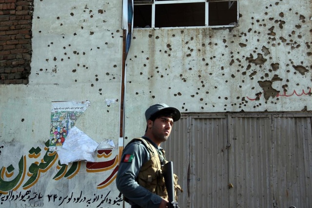 Νεκροί και δεκάδες σοβαρά τραυματίες από έκρηξη βόμβας στην Καμπούλ - Media