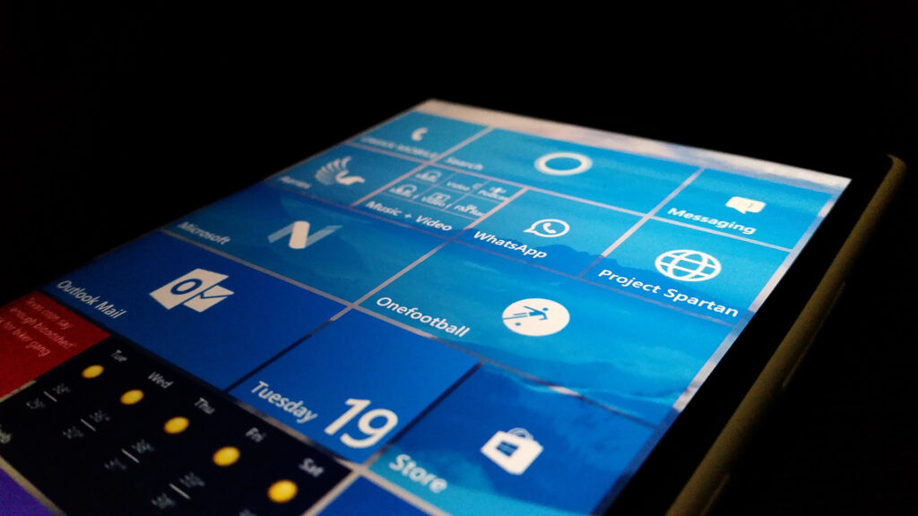 Ανατροπές στα smartphones σχεδιάζουν Microsoft-Intel - Media