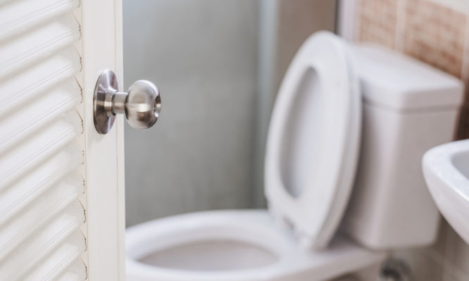 Δημόσιες τουαλέτες: Πώς να τις χρησιμοποιείτε για να μην κινδυνεύετε από τα μικρόβια  - Media