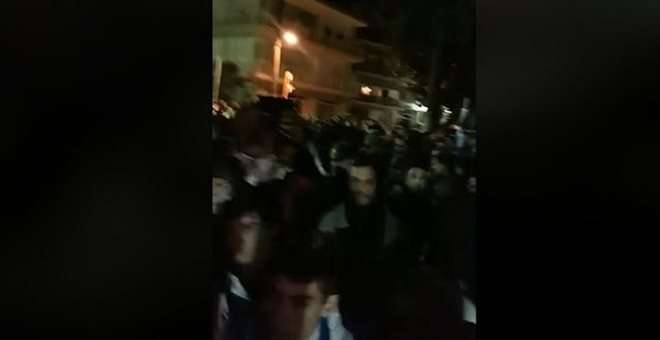 Διαδηλωτές περικύκλωσαν τα σπίτια των βουλευτών Σκούφα και Καραγιαννίδη - Media