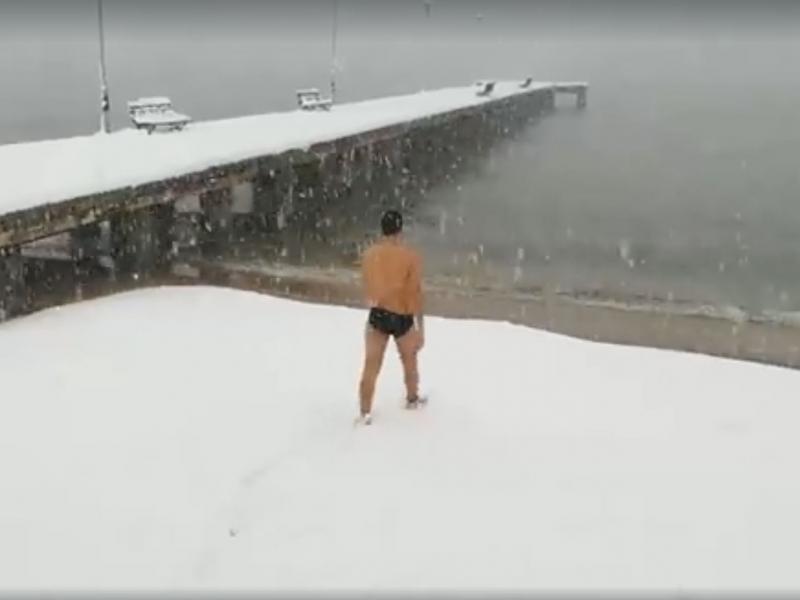 Πήγε για μπάνιο σε χιονισμένη παραλία της Χαλκιδικής! (Video) - Media