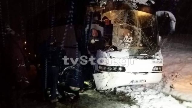 Σύγκρουση λεωφορείου με εκχιονιστικό στην Εύβοια εν μέσω σφοδρής χιονόπτωσης - Media
